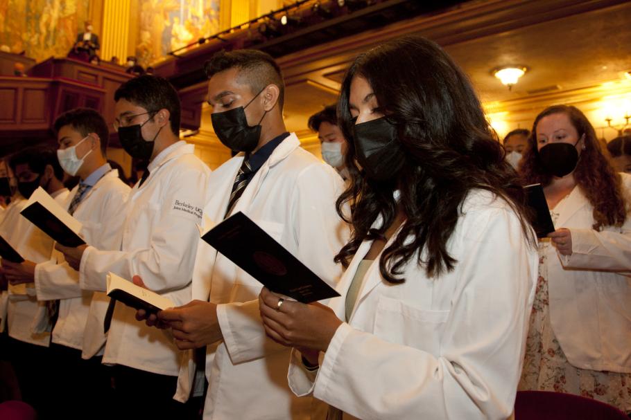 Members of the class of 2026 recite the Physician's Declaration at the 2022 White Coat Ceremony.