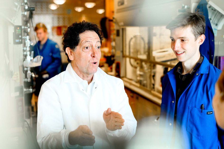 UCSF chemist Kevan Shokat, PhD, speaks with graduate students Gabriel Braun and Megan Moore in his lab. Photo by Noah Berger