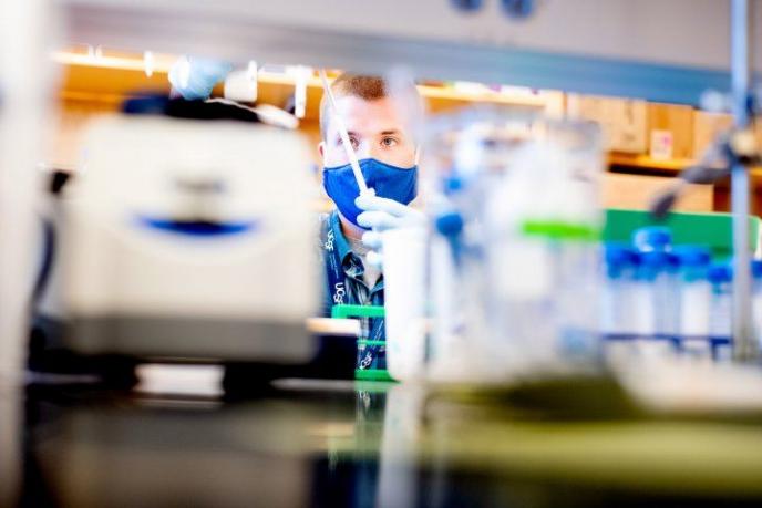 UCSF graduate student Nick Hoppe works in lab of Aashish Manglik, MD, PhD on July 30. Photo by Noah Berger.