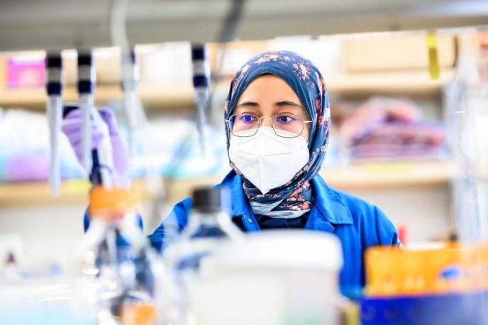 Postdoctoral scholar Shabrina Amirruddin, PhD, working in the Sneddon lab at UCSF. Photo by Noah Berger